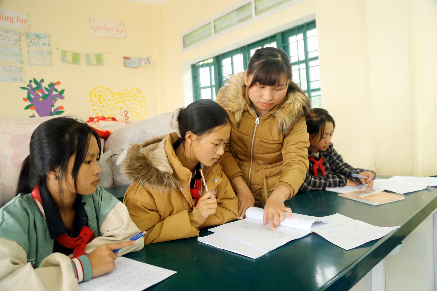 Cô giáo người Dao “truyền lửa” đam mê cho học trò nghèo ảnh 1