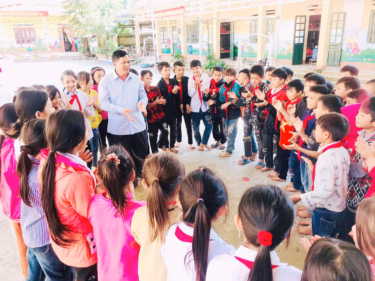 Thầy giáo Vũ Văn Duân trò chuyện với học sinh trong giờ giải lao.