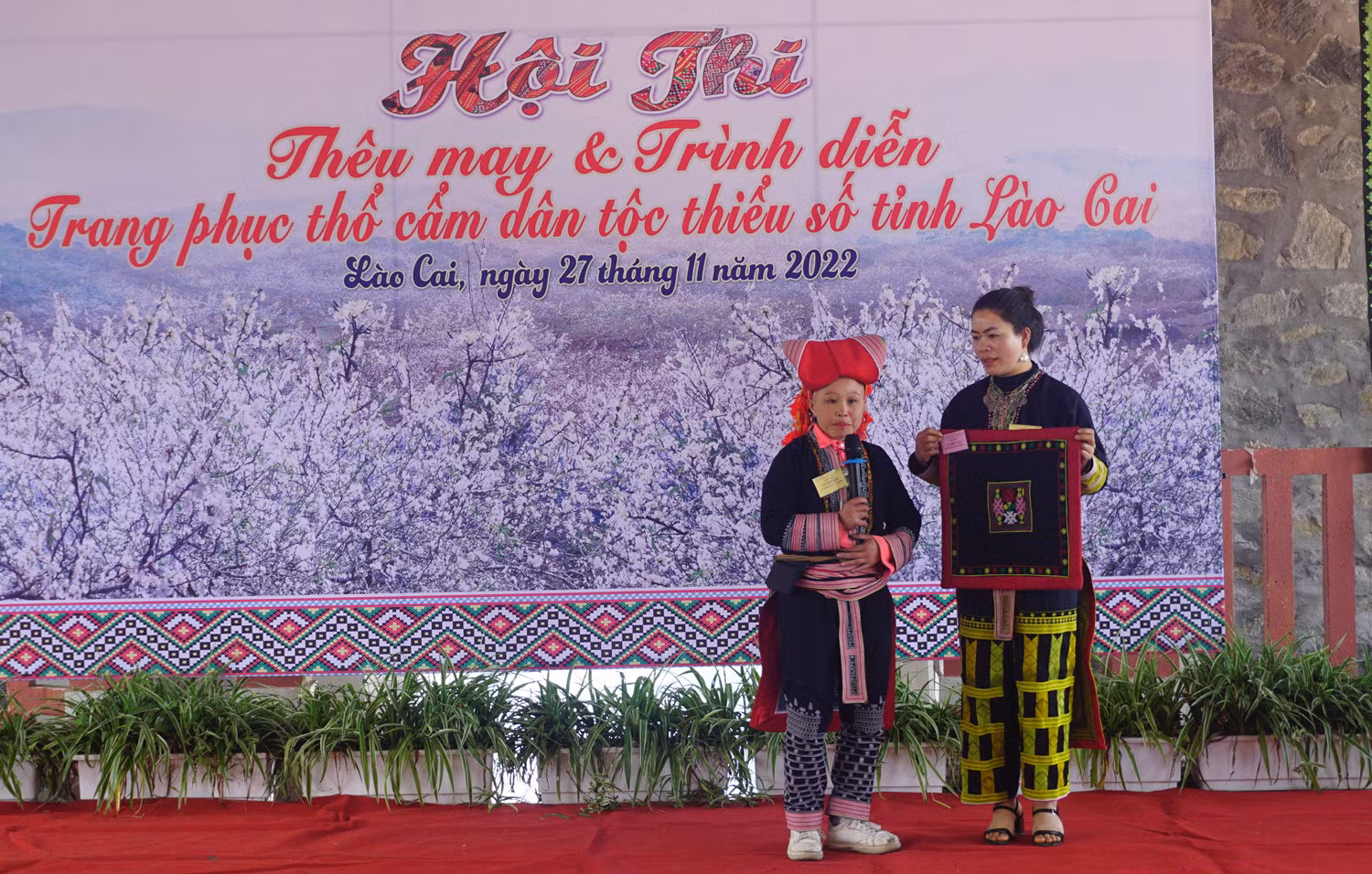 Hấp dẫn Hội thi "Thêu, may và trình diễn trang phục thổ cẩm dân tộc thiểu số"&nbsp; ảnh 3