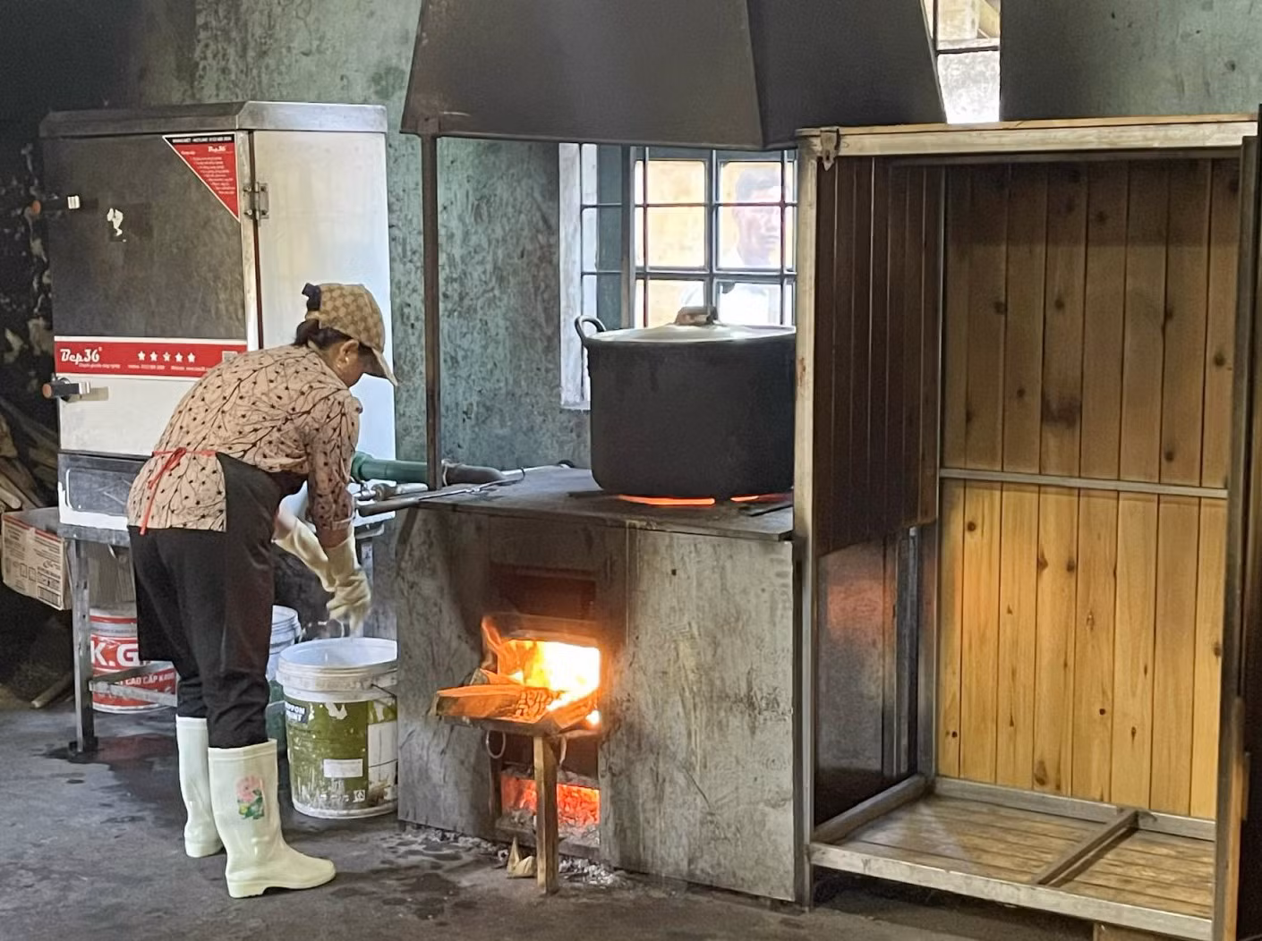 Mô hình “Bếp đun đa năng cho người vùng cao” được lắp đặt tại Trường PTDT bán trú THCS Nậm Đét (Bắc Hà).