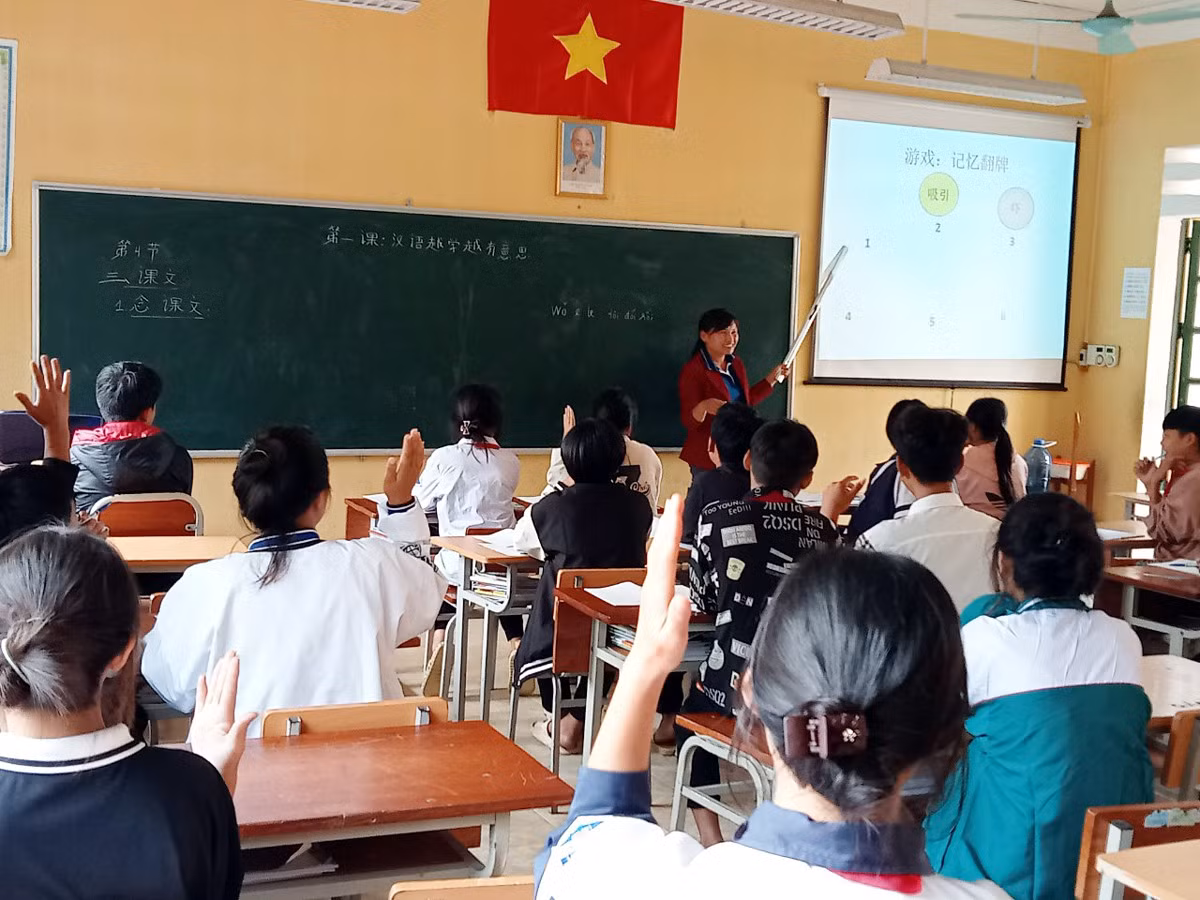 Cô giáo người Dao “truyền lửa” đam mê cho học trò nghèo ảnh 2