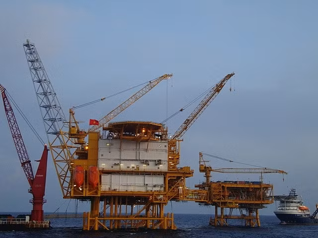Giàn xử lý trung tâm Hải Thạch được hoàn thành vận chuyển và lắp đặt ngoài khơi tại mỏ Hải Thạch.