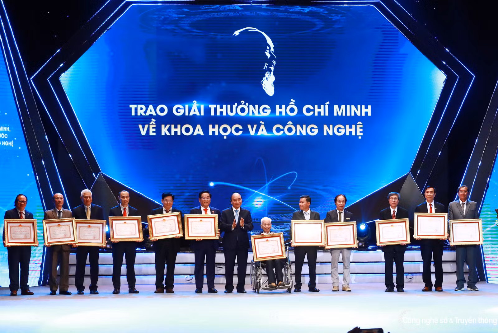 Chủ tịch nước Nguyễn Xuân Phúc trao Giải thưởng Hồ Chí Minh cho tác giả, đại diện tác giả, đại diện đồng tác giả của 12 công trình, cụm công trình được tặng Giải thưởng Hồ Chí Minh.
