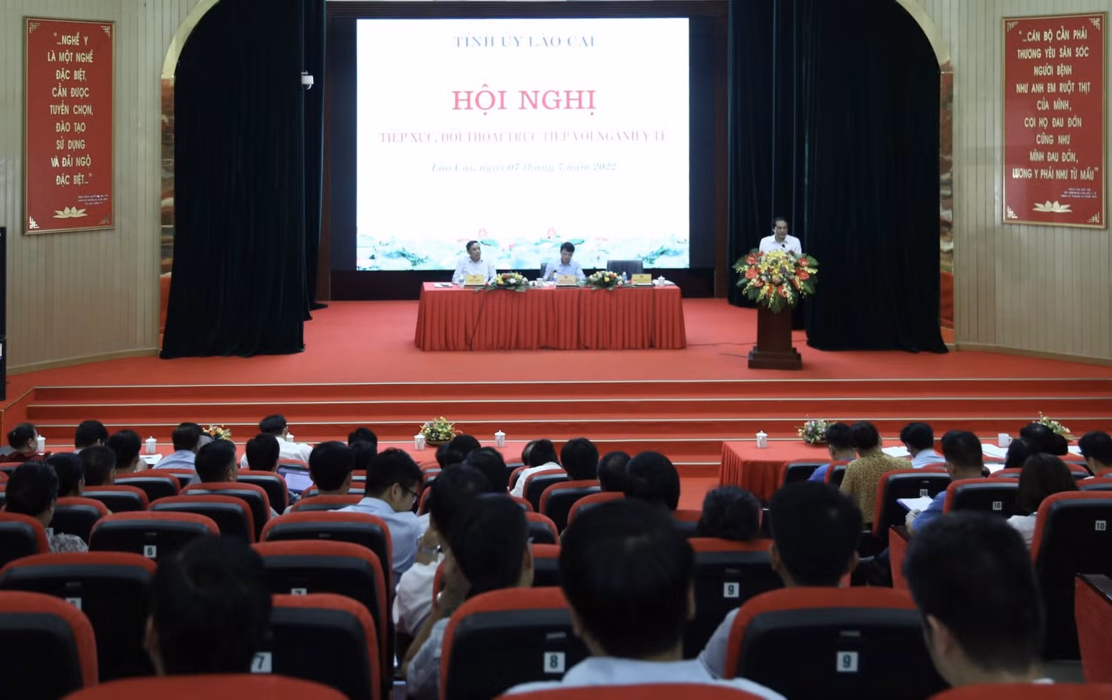 Thường trực Tỉnh ủy tiếp xúc, đối thoại trực tiếp với ngành y tế ảnh 1