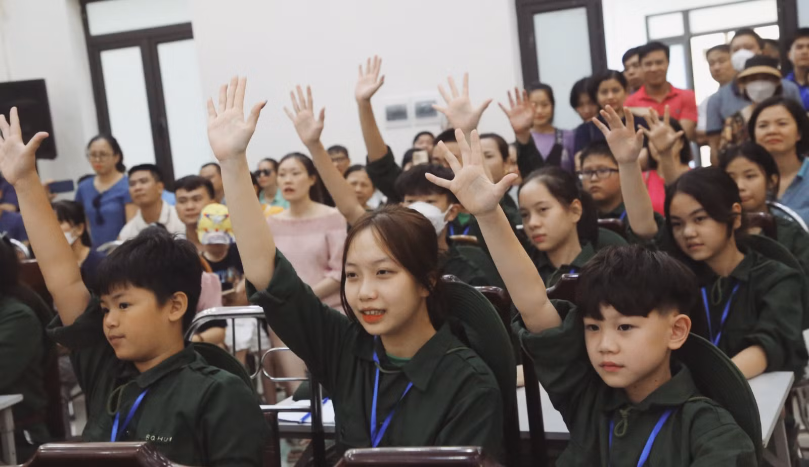 Các em học sinh hào hứng với chủ đề trong học kỳ trải nghiệm hè năm 2022.