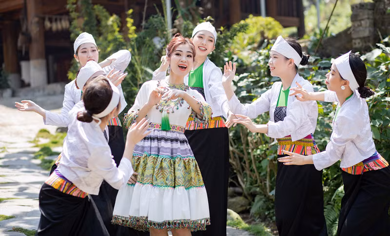 Ca sĩ Hà Myo kết hợp dân ca Mường với rap bằng tiếng Mường và nhạc điện tử trong MV “Đập nàng Khọt”.