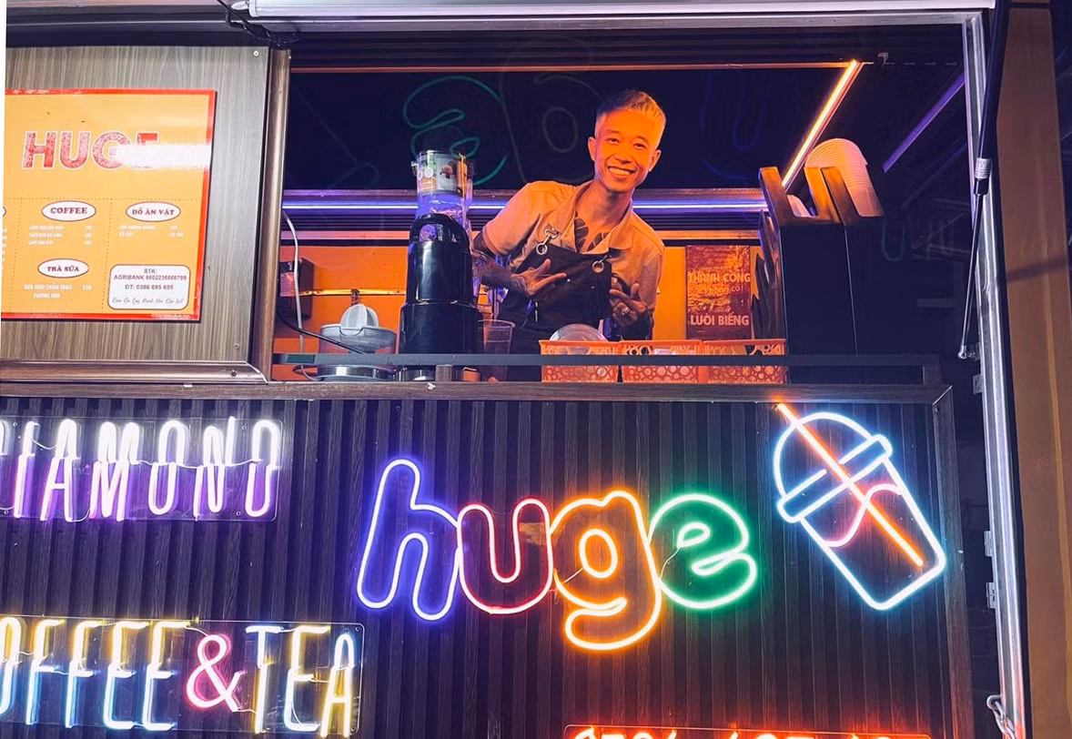 Cao Văn Cương pha chế đồ uống trên chiếc xe tự chế của mình.