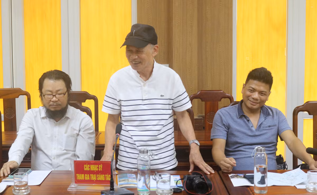 Nhạc sỹ Ngọc Khuê, Hội Nhạc sỹ Việt Nam phát biểu tại buổi gặp mặt.