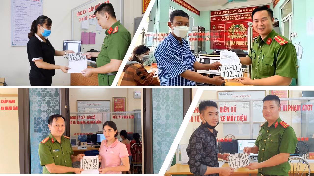 Niềm vui của công dân khi nhận biển số xe từ lực lượng công an xã.