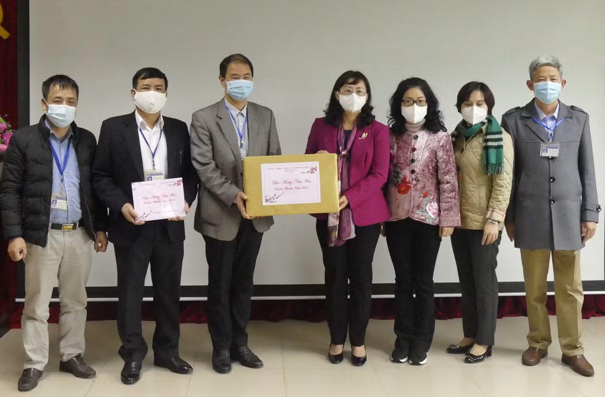 Phó Chủ tịch UBND tỉnh Giàng Thị Dung thăm, tặng quà tại CDC, Bệnh viện Dã chiến số 1 và Trung tâm Công tác xã hội tỉnh ảnh 2