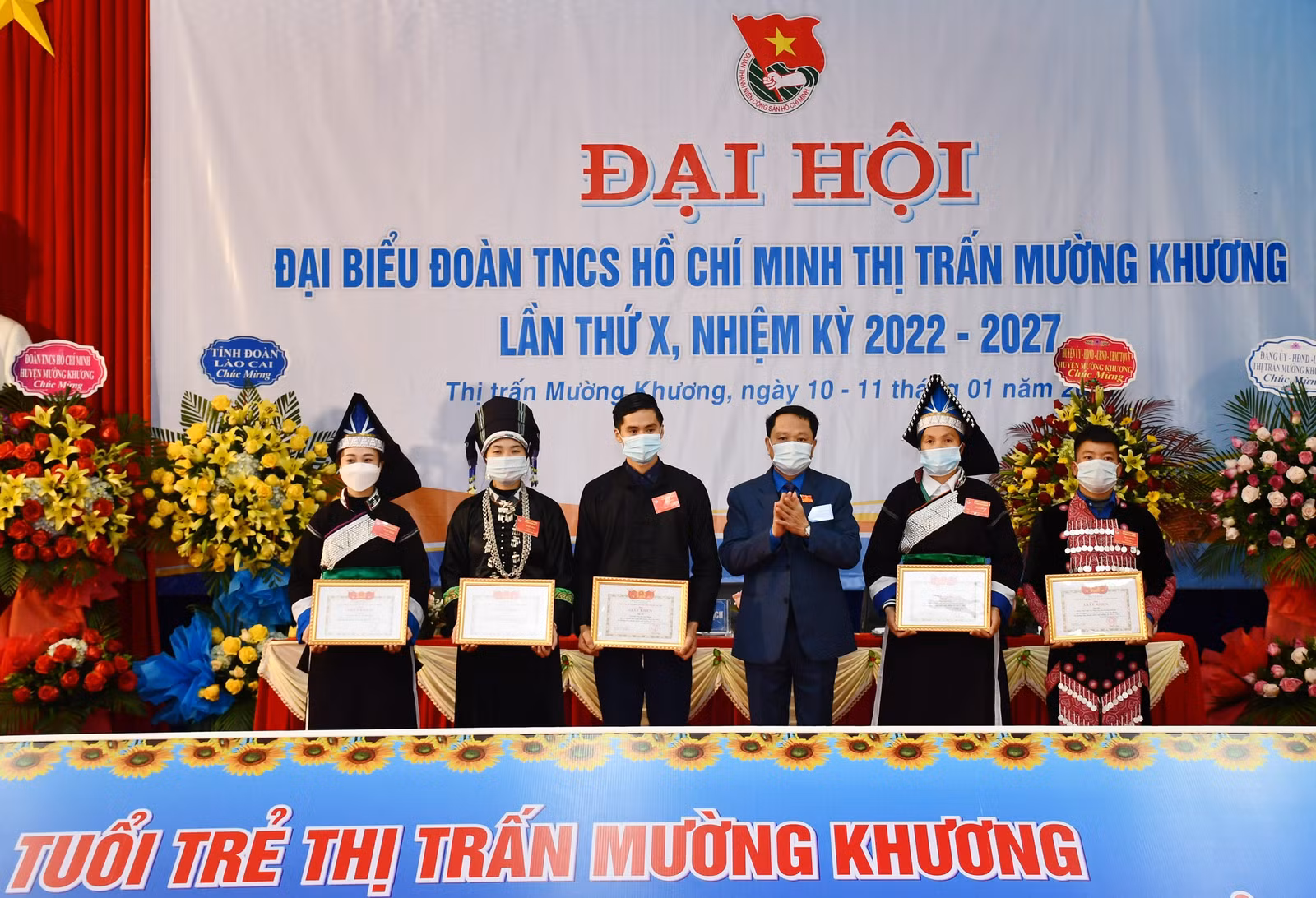 Tặng Giấy khen của Chủ tịch UBND thị trấn Mường Khương cho các tập thể, cá nhân.