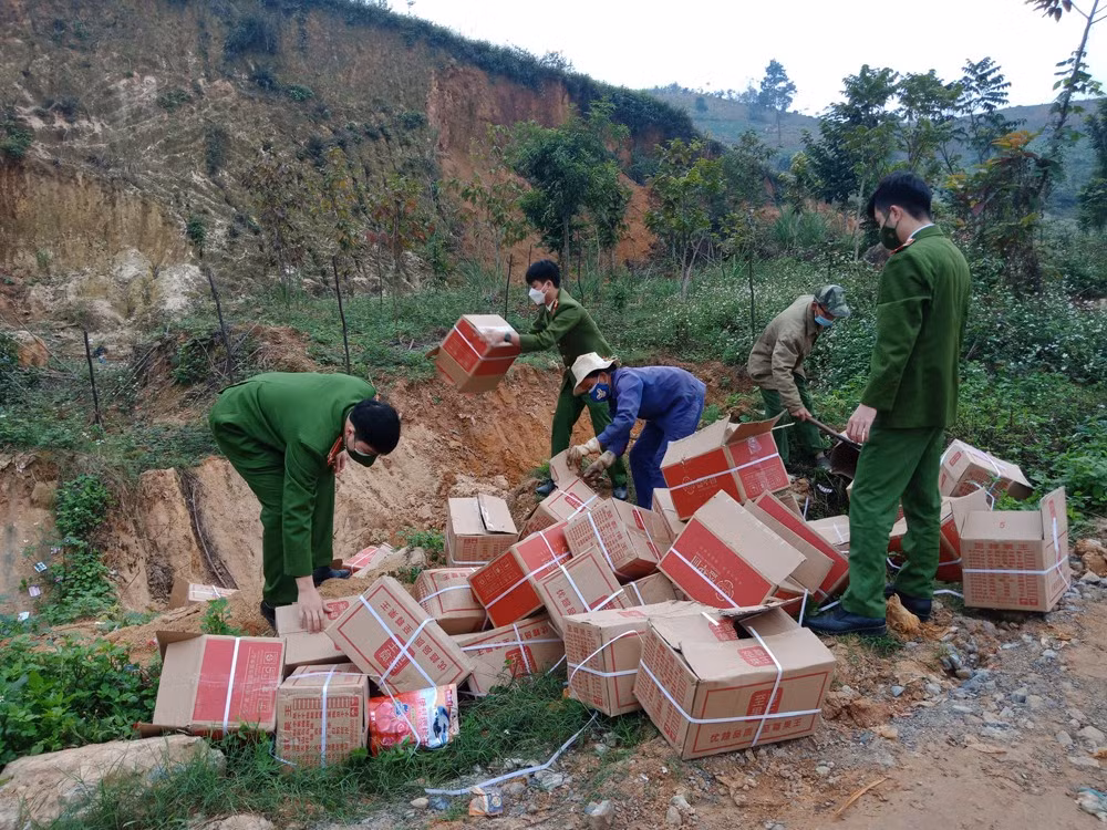 Công an huyện Bảo Thắng tiêu hủy lô hàng.