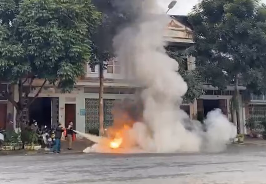 Dập lửa nhanh bằng bình chữa cháy.