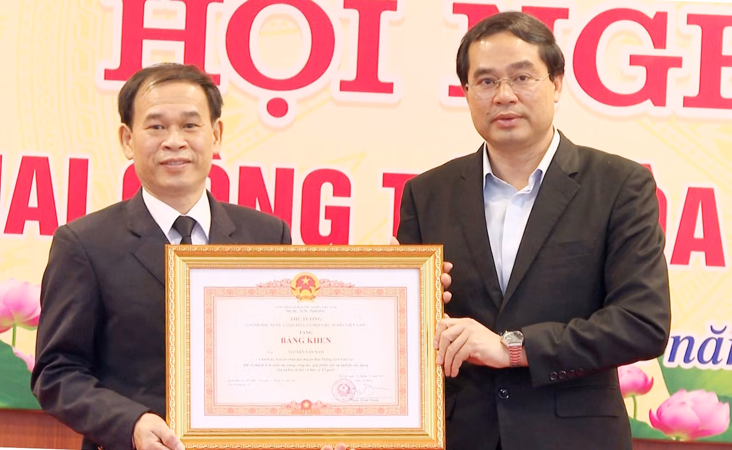 Thừa ủy quyền, Chủ tịch UBND tỉnh Trịnh Xuân Trường trao Bằng khen của Thủ tướng Chính phủ cho ông Nguyễn Văn Nam, Chánh án Tòa án nhân dân huyện Bảo Thắng.