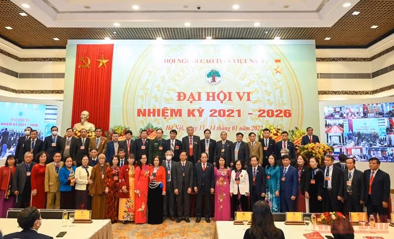 Ban Chấp hành Hội Người cao tuổi Việt Nam tại điểm cầu Hà Nội ra mắt Đại hội. (Ảnh: DUY LINH)