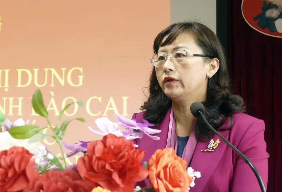Đồng chí Giàng Thị Dung thăm và tặng quà cán bộ, nhân viên làm việc tại CDC.