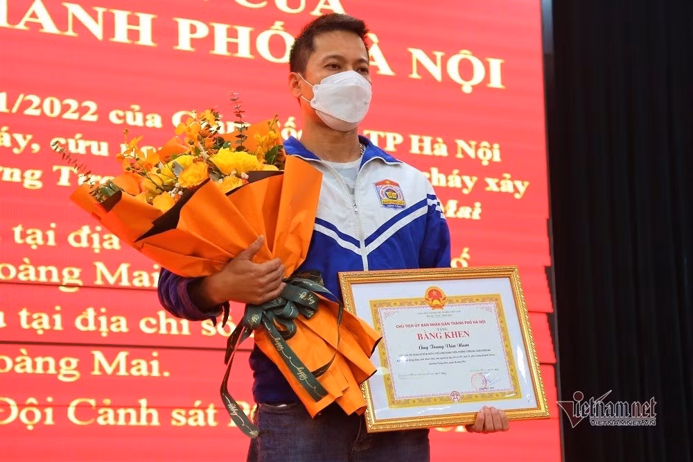 Thủ tướng tặng bằng khen người cứu cháu bé trong đám cháy ở Hà Nội ảnh 1