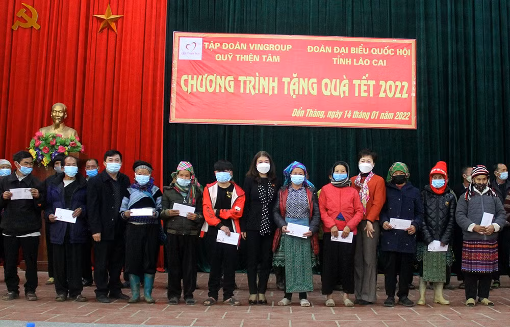 Trao 500 suất quà cho hộ nghèo, gia đình chính sách của huyện Bát Xát ảnh 7