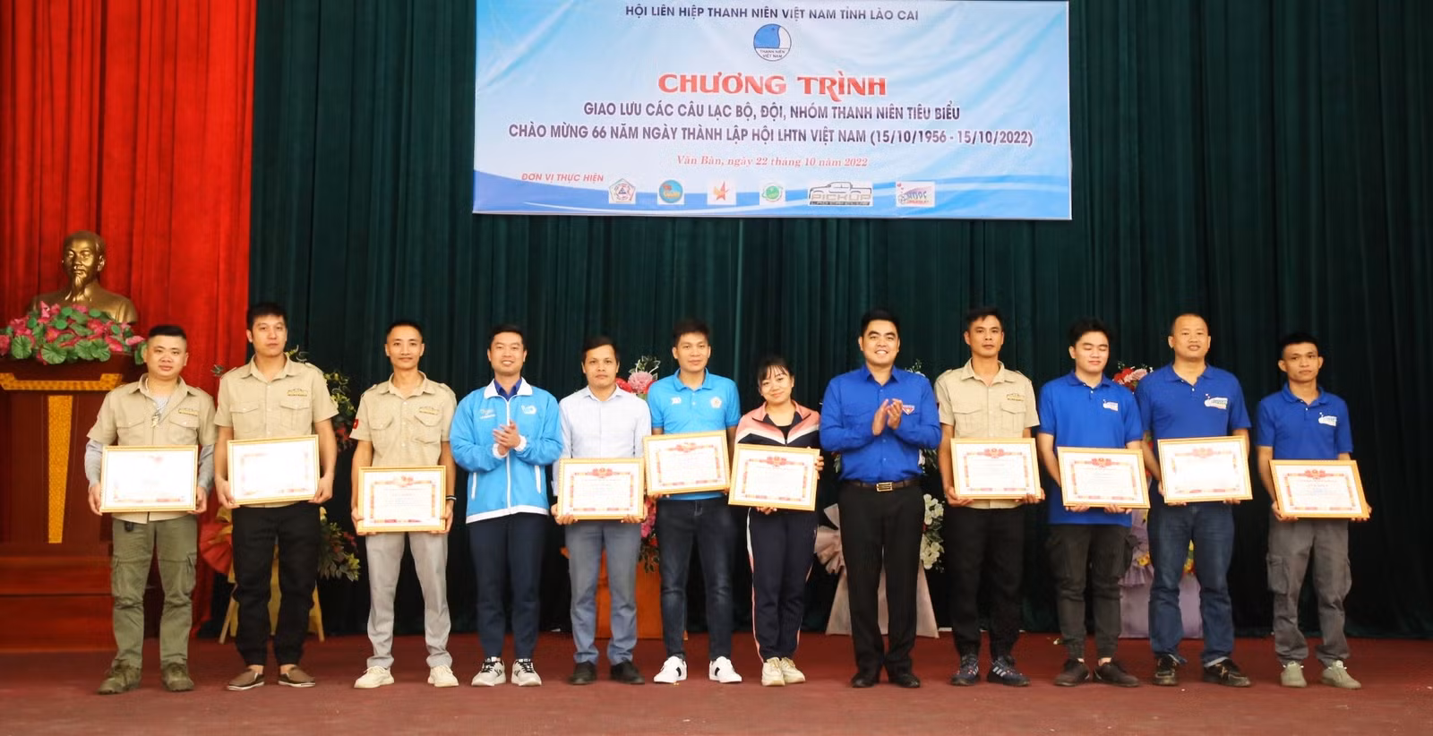 Hội LHTN Việt Nam tỉnh khen thưởng các cá nhân có hoạt động tích cực.