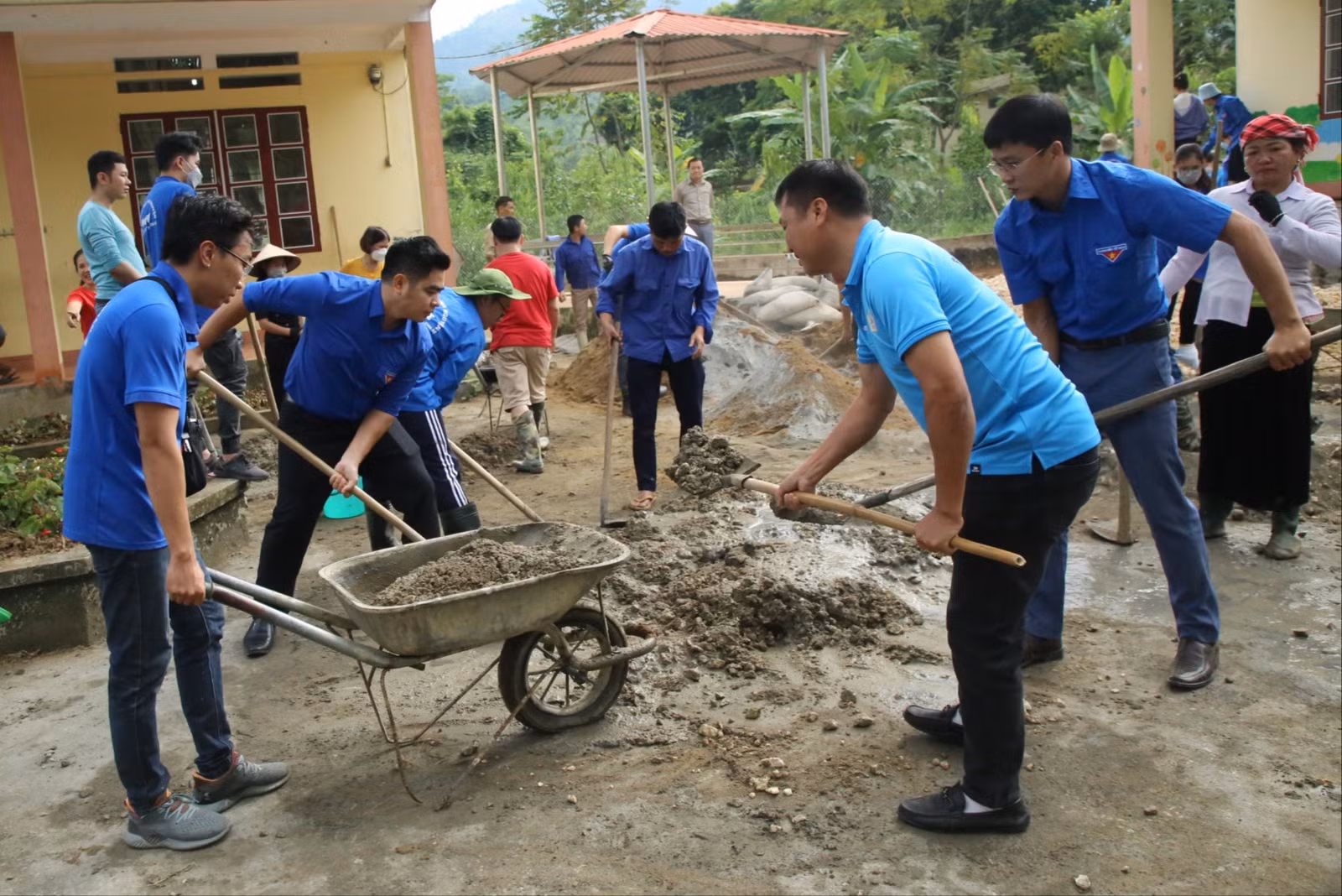 Trao tặng công trình sân chơi cho em cho điểm trường Khổi Ngoa. Đoàn viên, thanh niên và người dân tham gia đổ bê tông sân trường.