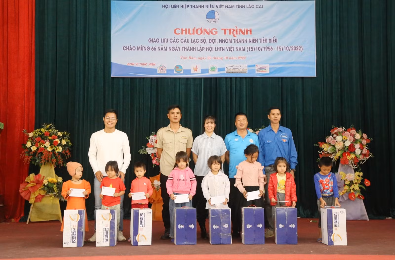 Trao quà cho thiếu nhi xã Liêm Phú.