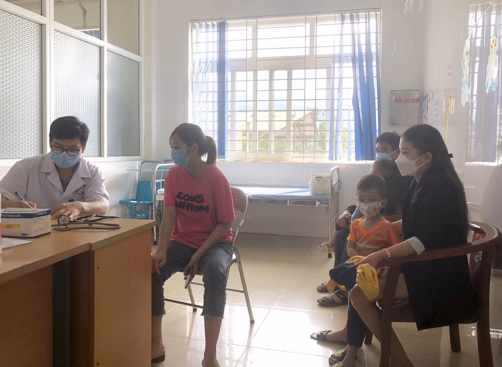 Người dân đeo khẩu trang khi đến khám - chữa bệnh tại Bệnh viện Sản - Nhi tỉnh.