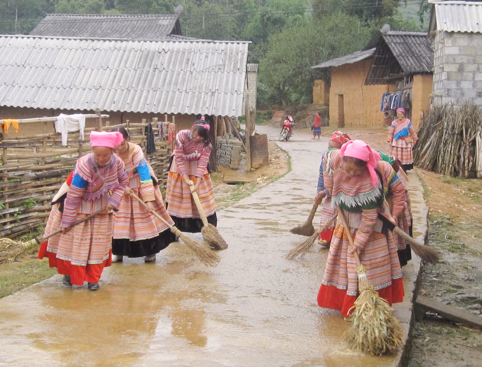 Người dân thường xuyên phát quang cây cỏ và quét dọn đường giao thông nông thôn.
