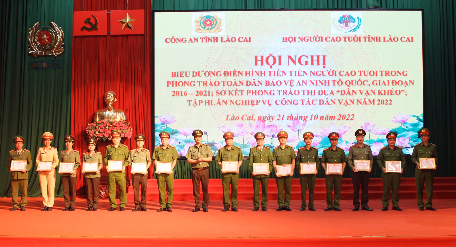 Trao Giấy khen cho các tập thể và cá nhân người cao tuổi có thành tích xuất sắc trong phong trào toàn dân bảo vệ an ninh Tổ quốc, giai đoạn 2016 – 2021. Trao Giấy khen cho các tập thể công an có thành tích xuất sắc trong phong trào dân bảo vệ an ninh Tổ quốc, giai đoạn 2016 – 2021.