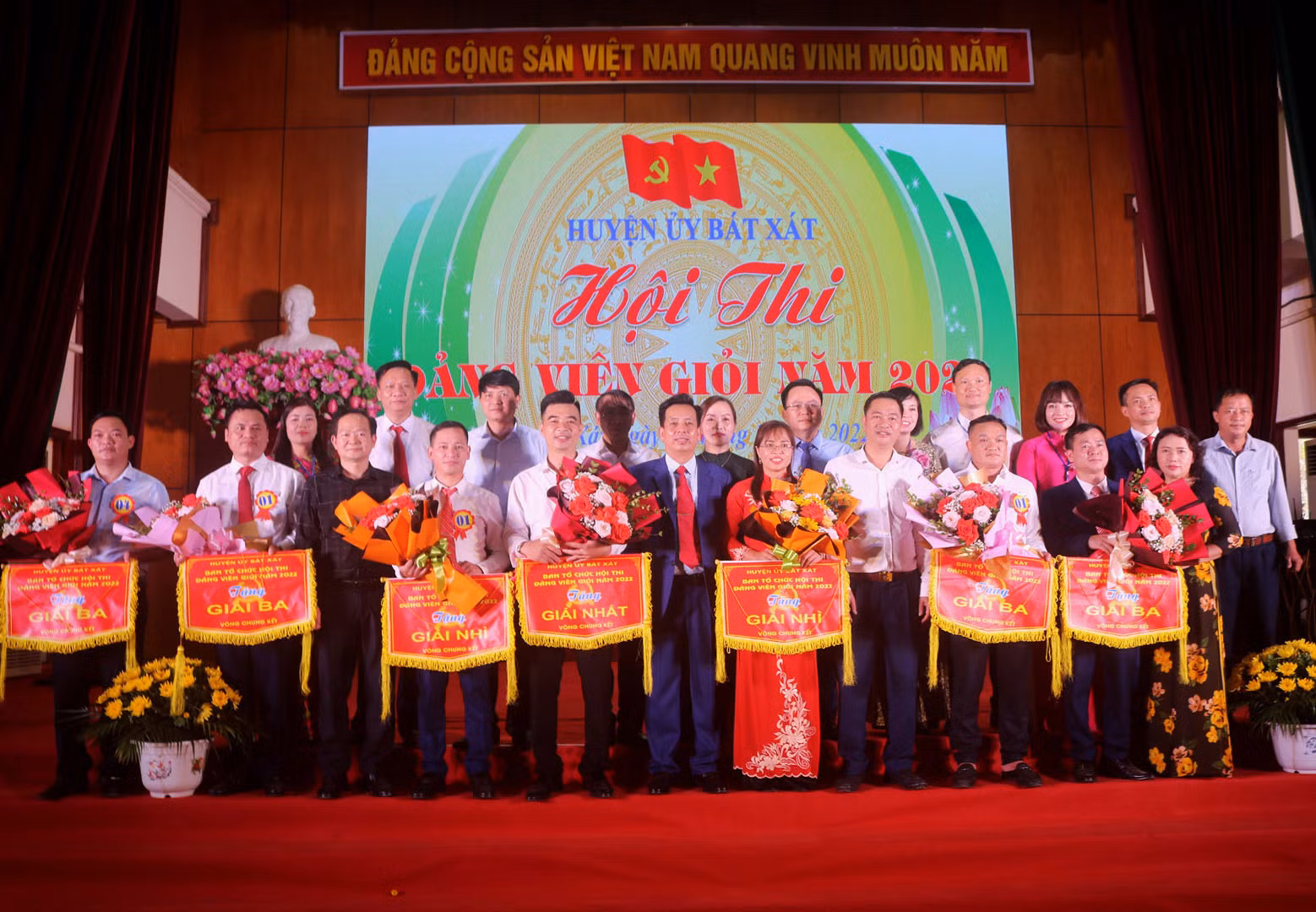 Trao giải cho các đội tham gia hội thi.