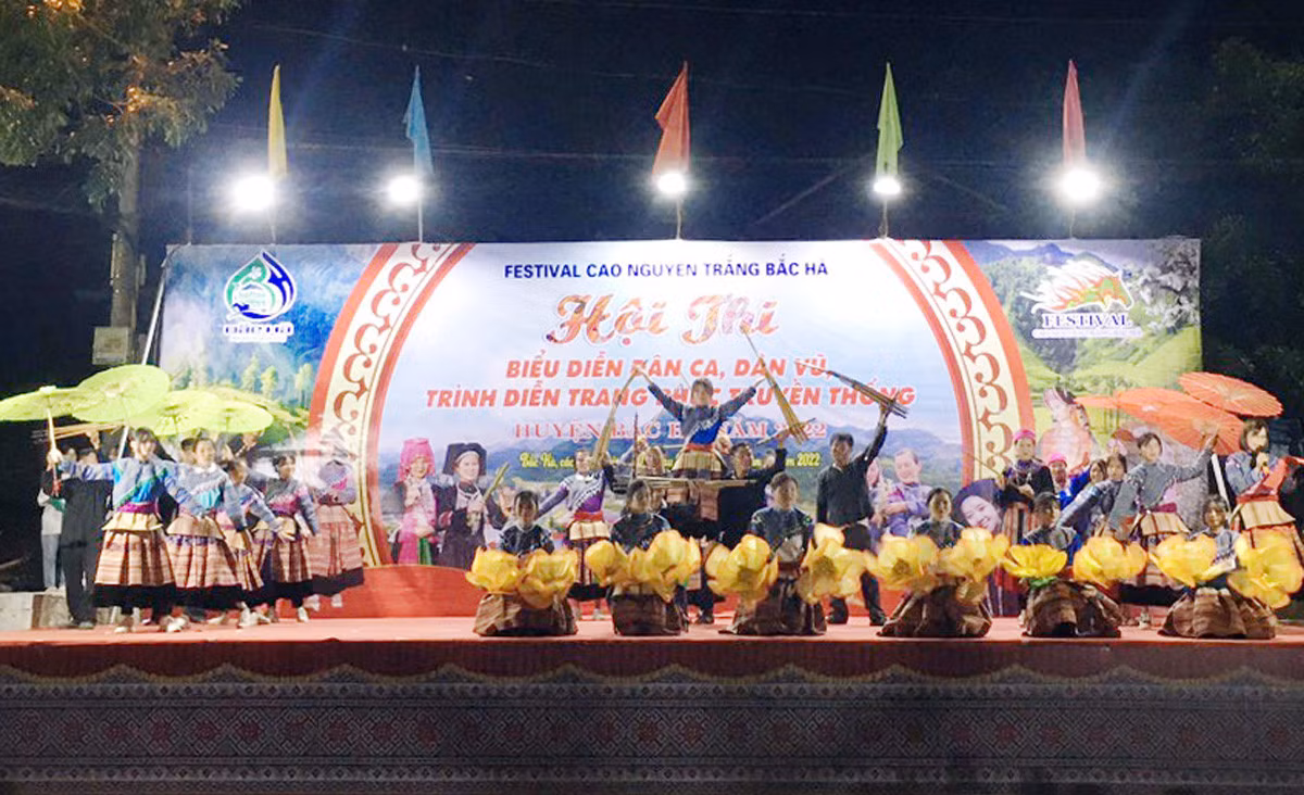 Bắc Hà: Khai mạc Hội thi biểu diễn dân ca, dân vũ, trình diễn trang phục truyền thống ảnh 1