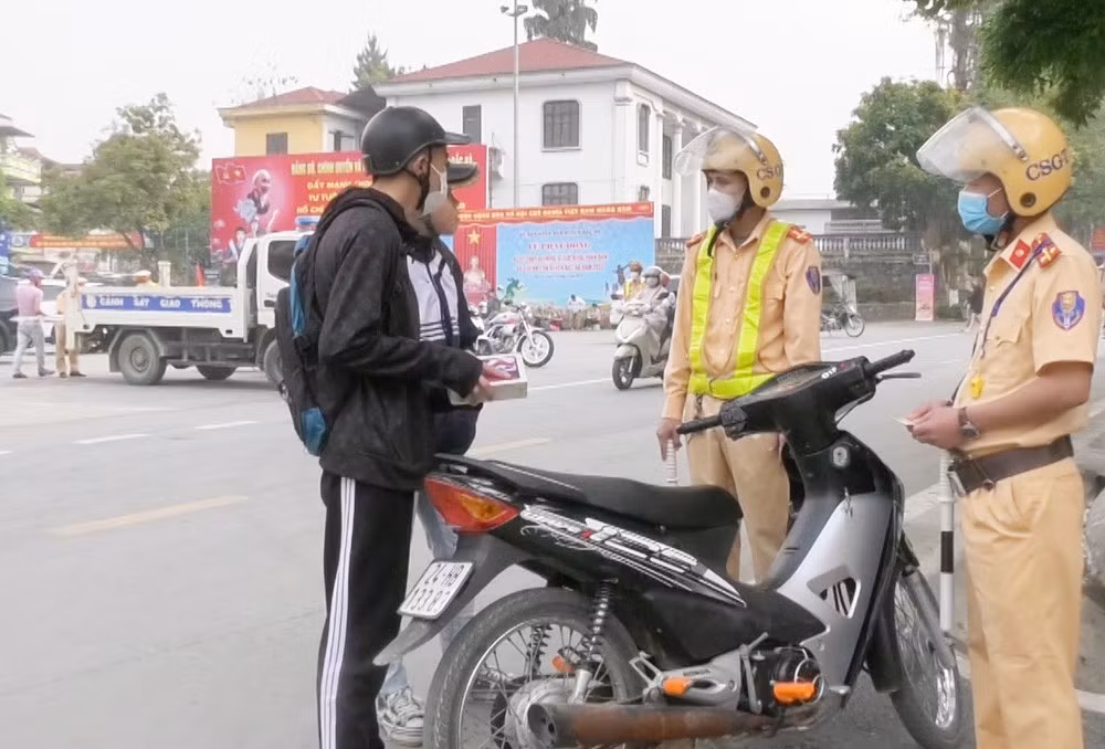 Cảnh sát giao thông Công an huyện Bắc Hà tuần tra kiểm soát đảm bảo trật tự an toàn giao thông.