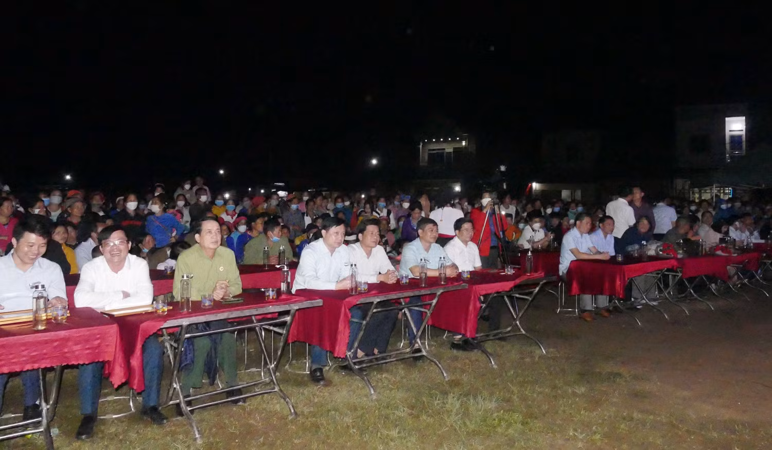 Đại biểu và người dân tham dự lễ bế mạc.