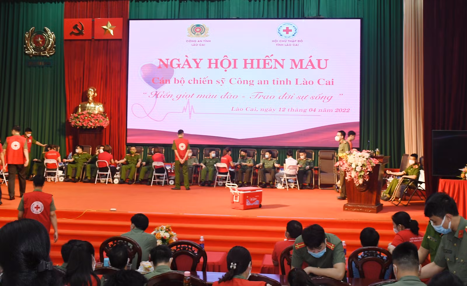 Hơn 300 cán bộ, chiến sĩ công an Lào Cai tham gia hiến máu tình nguyện ảnh 2