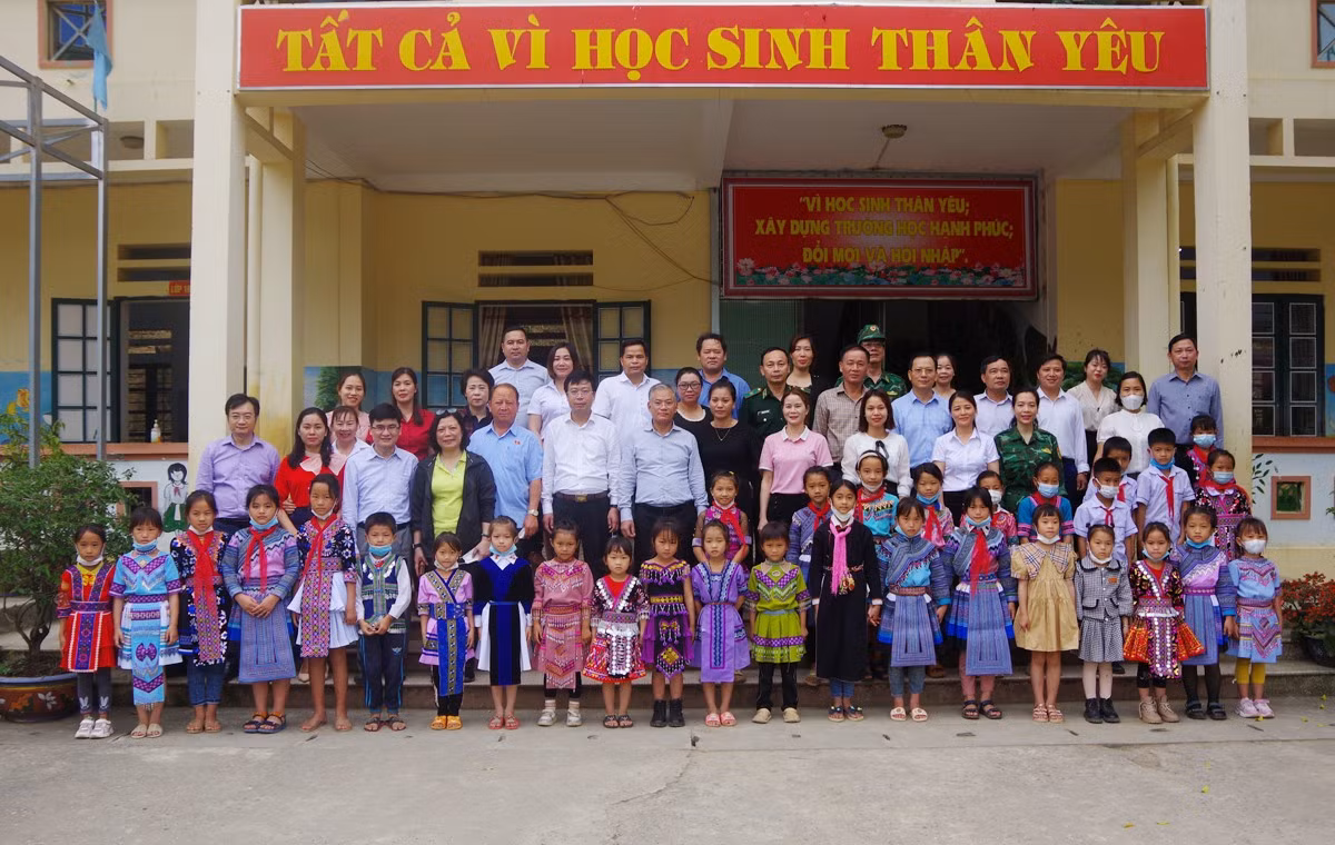 Đoàn Giám sát của Ủy ban Đối ngoại Quốc hội cùng các thầy cô giáo và học sinh Trường Mầm non Na Lốc.
