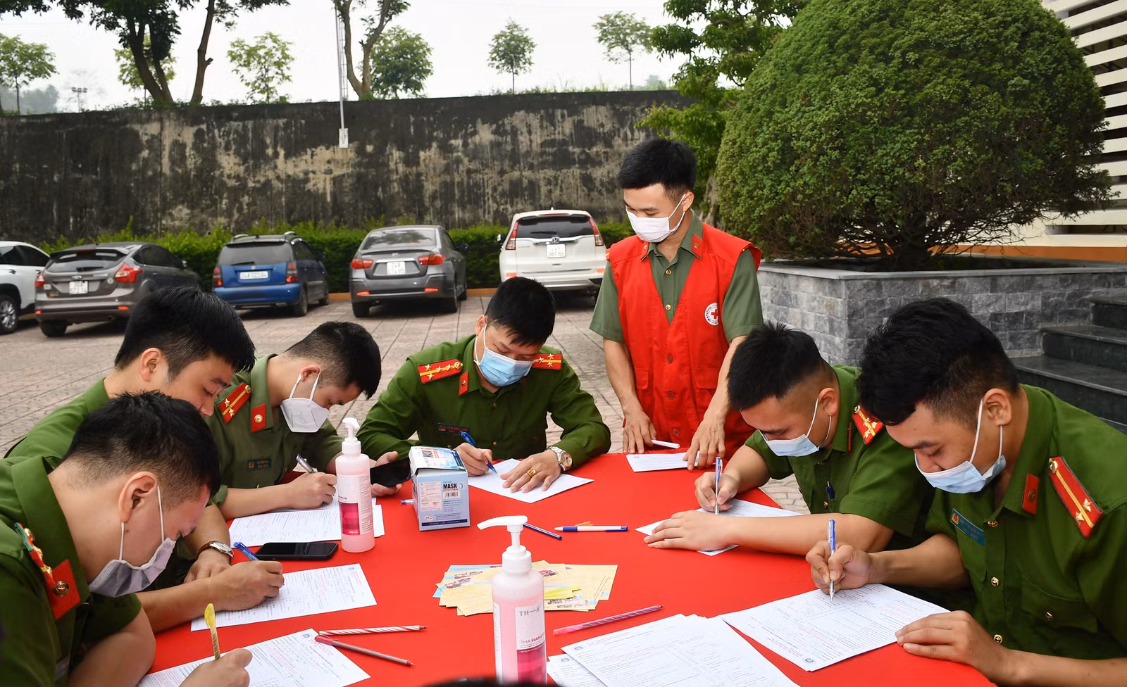 Hơn 300 cán bộ, chiến sĩ công an Lào Cai tham gia hiến máu tình nguyện ảnh 1