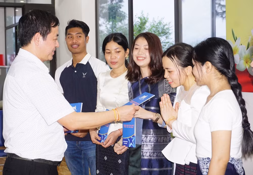 Vui Tết Bunpimay của lưu học sinh Lào tại Lào Cai ảnh 9