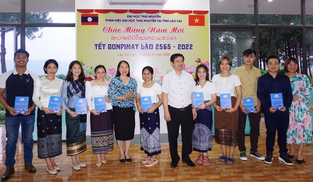 Vui Tết Bunpimay của lưu học sinh Lào tại Lào Cai ảnh 8
