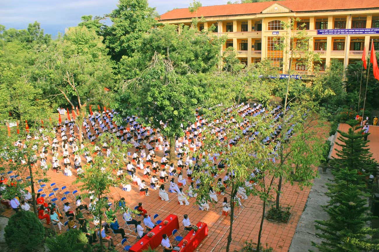 Trường THPT số 2 thành phố Lào Cai có không gian xanh, sạch, đẹp.