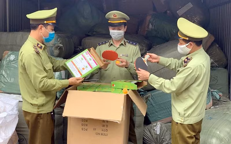 Lực lượng Quản lý thị trường tỉnh Lạng Sơn kiểm tra số hàng nghi nhập lậu tại Bưu cục Tân Thanh.