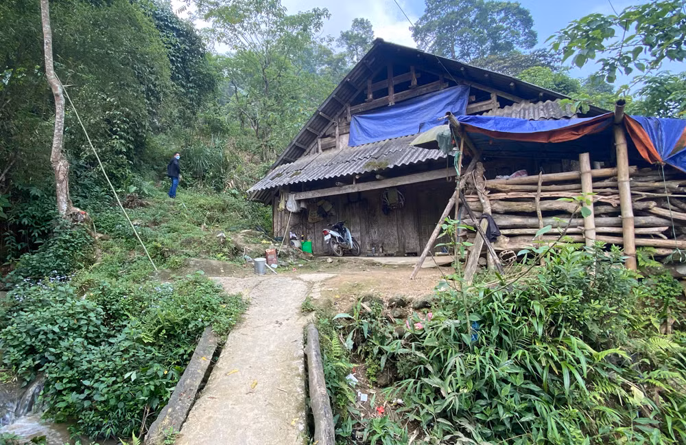Căn nhà của anh Vàng Chẩn Sinh nằm phía dưới vùng có nguy cơ sạt lở.