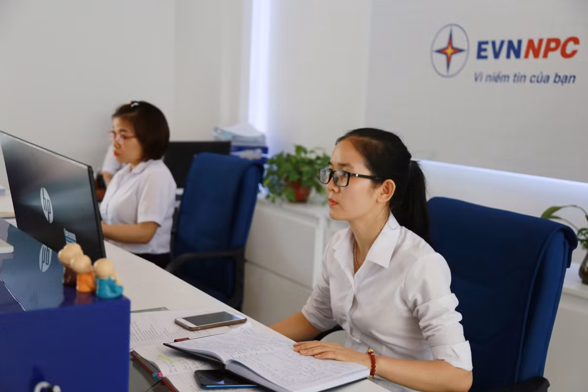 Nhân viên Điện lực thành phố Lào Cai kiểm tra thông tin thanh toán của khách hàng.