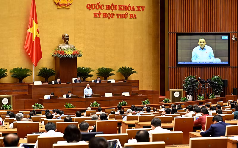 Bộ trưởng Văn hóa, Thể thao và Du lịch phát biểu giải trình một số vấn đề đại biểu Quốc hội nêu. (Ảnh Khoa Nguyên)