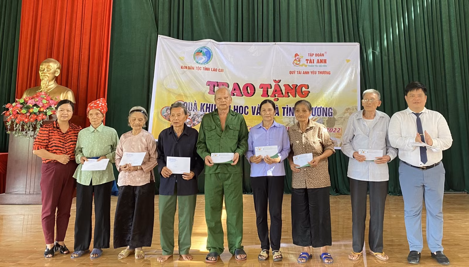 Trao 70 phần quà cho học sinh nghèo vượt khó và gia đình có hoàn cảnh khó khăn ảnh 3