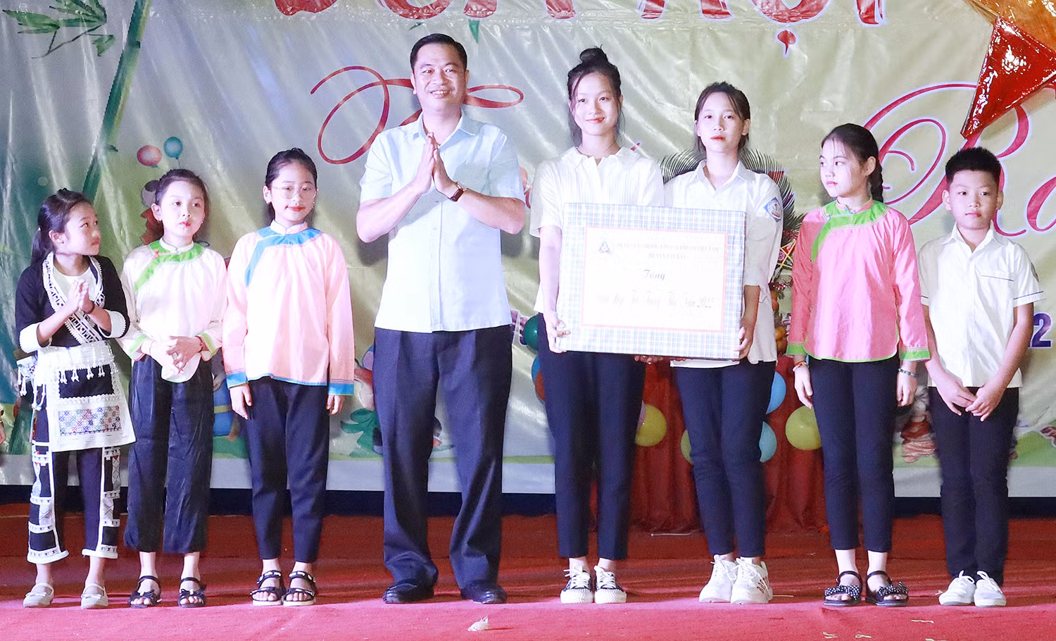 Thường trực Huyện ủy Bát Xát tặng quà học sinh xã Bản Vược. Trẻ em thích thú với màn múa lân. Học sinh mầm non xã Bản Vược tham gia giao lưu văn nghệ. Cùng nhau phá cỗ Trung thu.