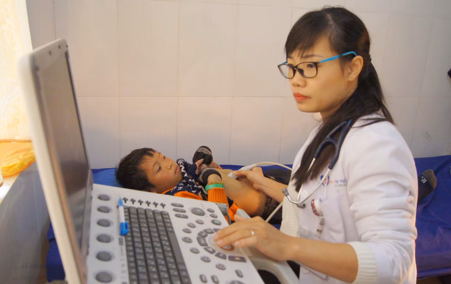 Siêu âm tim cho trẻ. (ảnh minh họa)