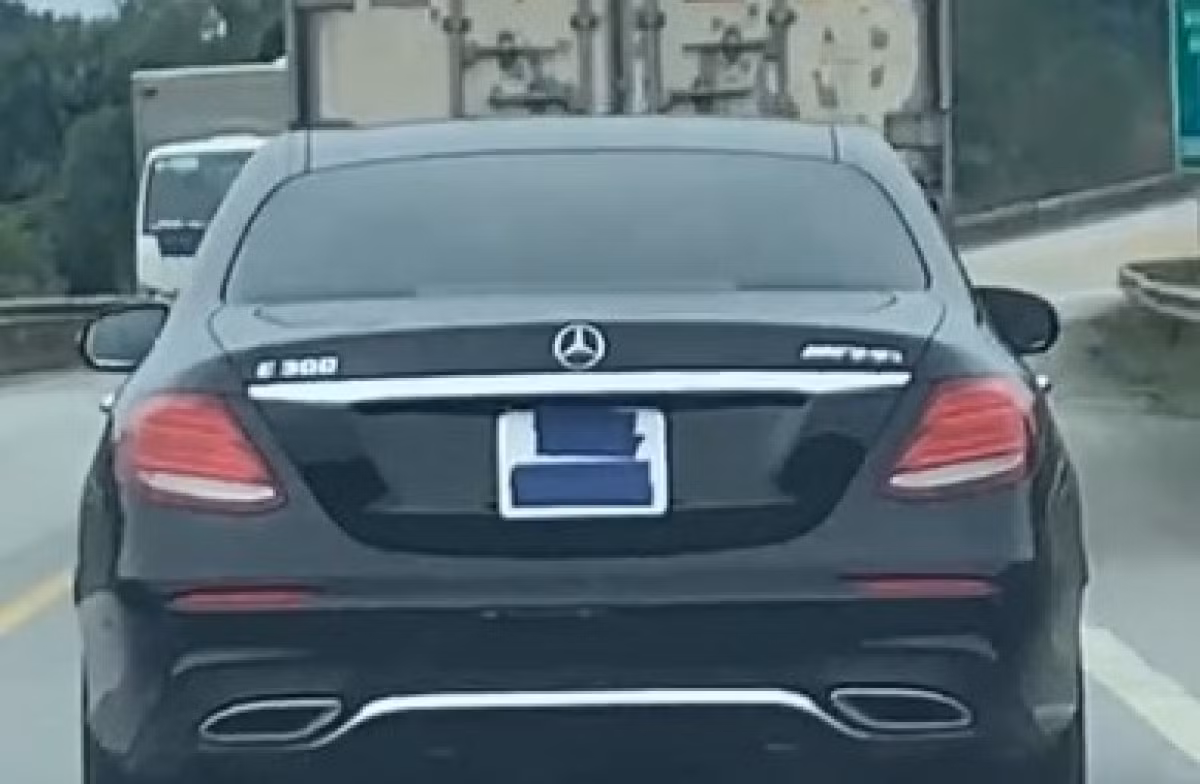 Nhiều phương tiện dán che biển số xe để "né" phạt nguội trên cao tốc.