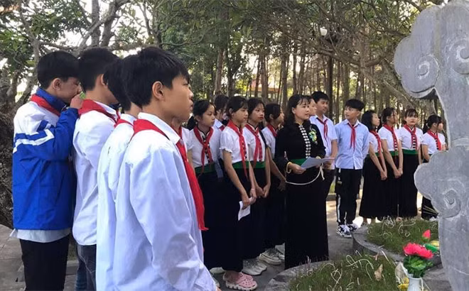 Nhiều trường học trên địa bàn thị xã Nghĩa Lộ tổ chức các tiết học ngoại khóa tại Khu di tích Căng và Đồn Nghĩa Lộ.