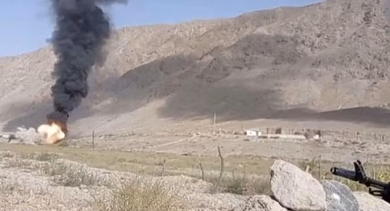 Khói bốc lên tại khu vực biên giới Tajikistan và Kyrgyzstan. (Nguồn: Reuters) 