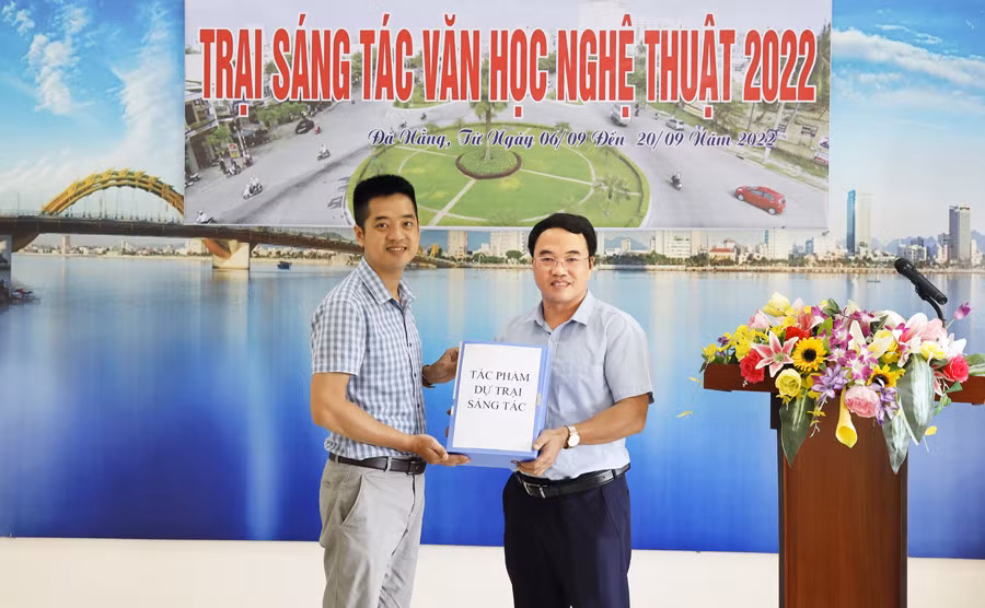 Nhà báo Nguyễn Thành Long, Phó Chủ tịch Hội VHNT Lào Cai, Trưởng Ban tổ chức Trại sáng tác bàn giao tác phẩm cho Giám đốc Nhà sáng tác Đà Nẵng.