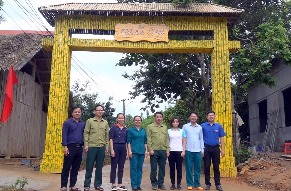 Trao học bổng cho học sinh có hoàn cảnh khó khăn. Khánh thành cổng chào thôn Pịt.